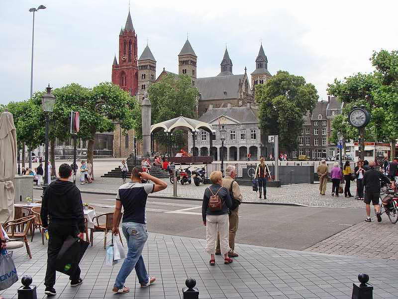 Maastricht, Vrijthof met kerkentweeling Sint-Jan (li.) en Sint-Servaas (re.), 17-6-2010