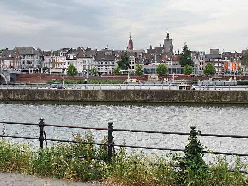 Maastricht, zicht op centrum vanaf overzijde Maas, 17-6-2010