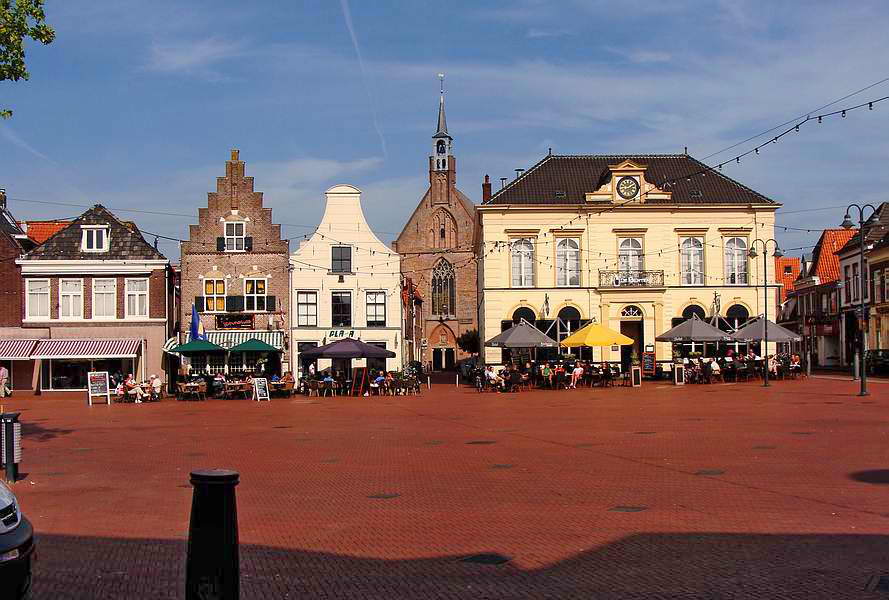 Steenwijk, Markt, midden de Kleine Kerk, gebouwd in de 15de eeuw als Onze-Lieve-Vrouwekerk, rechts Grand café 'De Rechter', 2-9-2011 Steenwijk, Markt, midden de Kleine Kerk, gebouwd in de 15de eeuw als Onze-Lieve-Vrouwekerk, rechts Grand café 'De Rechter', 2-9-2011