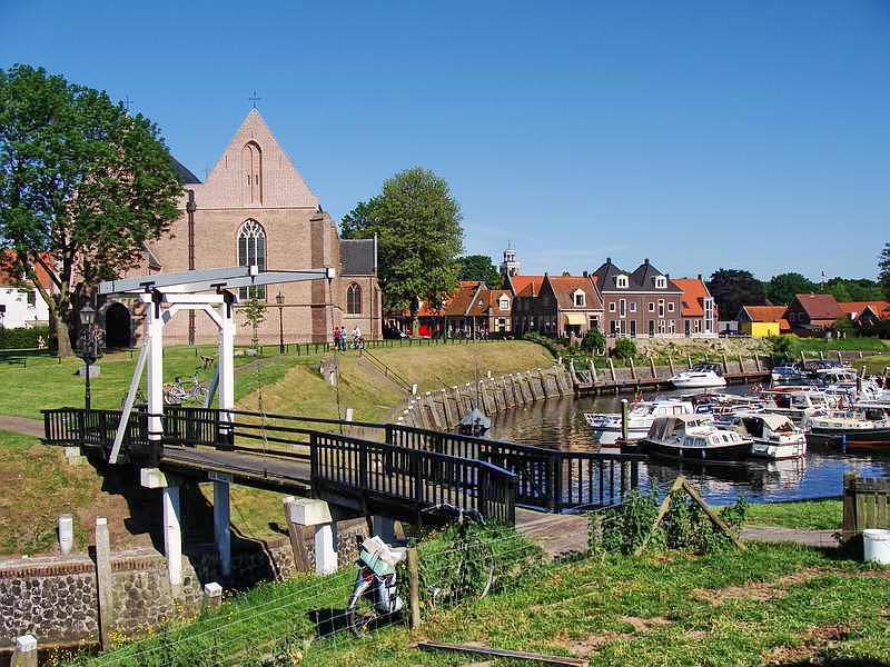 Vollenhove, links, achter de ophaalbrug, de Grote- of Bovenkerk, 26-5-2012