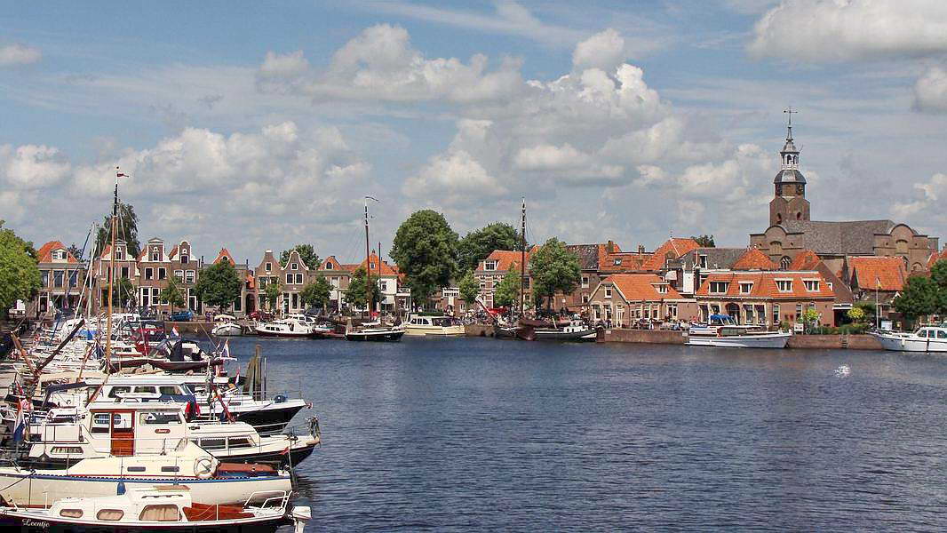 Blokzijl, rechts de hervormde Grote kerk (1609), 23-6-2012