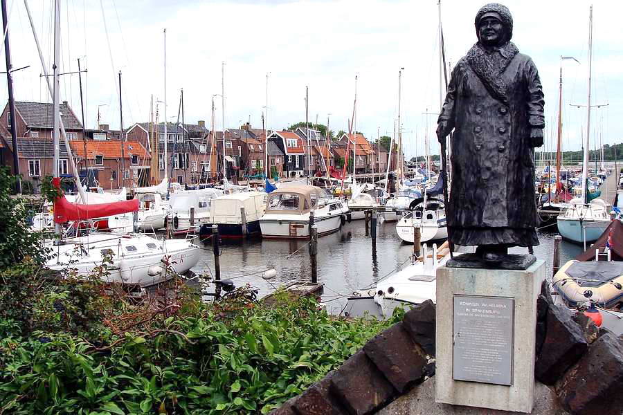 Spakenburg, standbeeld 'Wilhelmina' van Greet Grottendieck (Weikamp/Kerkemaat), 1-7-2012