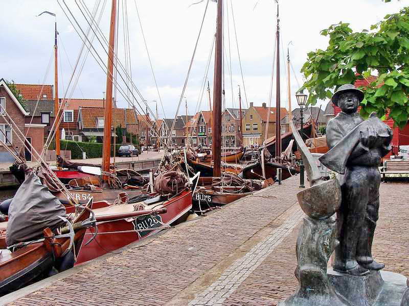 Spakenburg, standbeeld 'De visser' van Hans Kuyper (Havenstraat), 1-7-2012