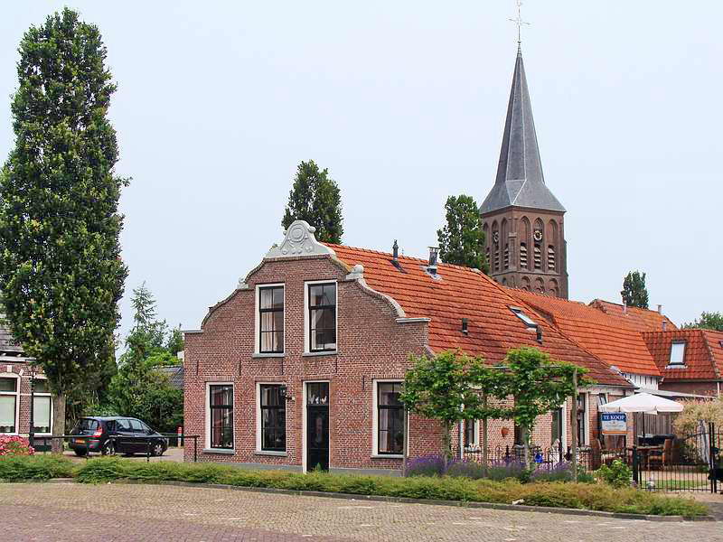 Oldemarkt, op de achtergrond de toren van de Sint-Willibrordkerk, 14-7-2013