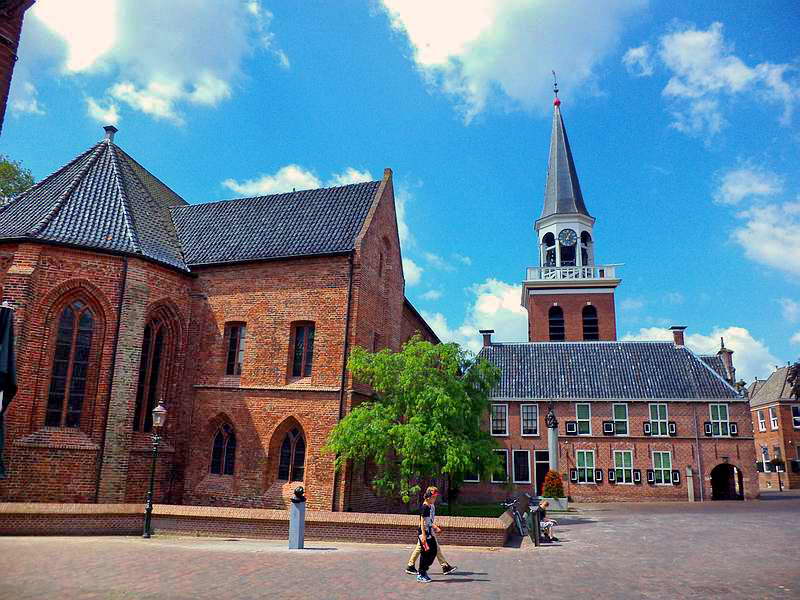 Appingedam, raadhuis (1630) en links de Nicolaïkerk, 15-7-2013 Appingedam, raadhuis (1630) en links de Nicolaïkerk, 15-7-2013
