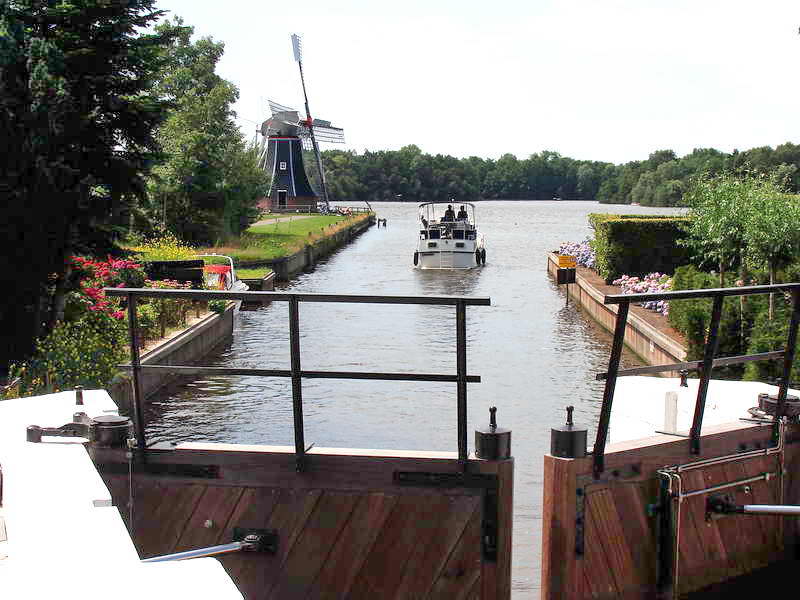 Haren, poldermolen 'De Helper', aan de oostoever van het Paterswoldsemeer (Hoornsedijk), 4-7-2014