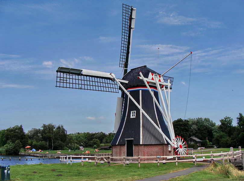 Haren, poldermolen 'De Helper', aan de oostoever van het Paterswoldsemeer (Hoornsedijk), 4-7-2014