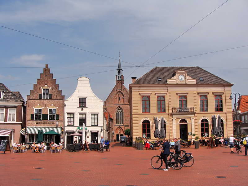 Steenwijk, Markt, rechts Grand café 'De Heren Van De Rechter', 27-5-2016 Steenwijk, Markt, rechts Grand café 'De Heren Van De Rechter', 27-5-2016