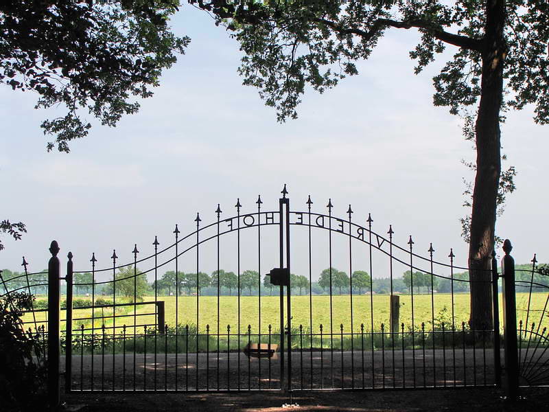 Willemsoord, hek begraafplaats 'Vredehof', 27-5-2016 Willemsoord, hek begraafplaats 'Vredehof', 27-5-2016