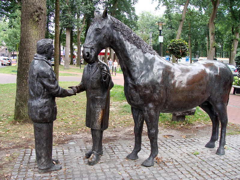 Zuidlaren, beeld door Frans Ram, gemaakt ter gelegenheid 800ste Zuidlaarder markt en onthuld door Prins Willem-Alexander op 13-10-2000, 2-9-2016