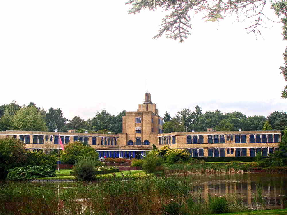 Zuidlaren, gebouw van psychiatrisch ziekenhuis 'Dennenoord', gebouwd 1935, 2-9-2016. Het vroegere psychiatische ziekenhuis heette ook 'Noorder Sanatorium' en dit gebouw 'het Blauwe Paviljoen'. In 2023 wordt het verbouwd tot wooneenheden.