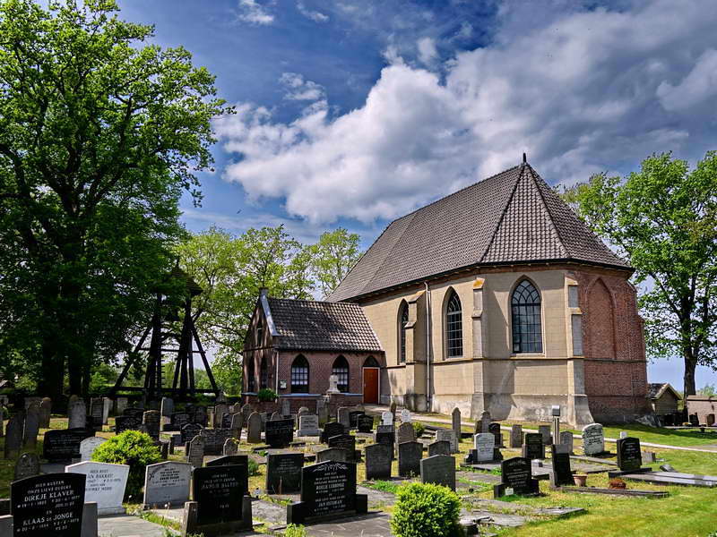 Wanneperveen, hervormde kerk en links de klokkenstoel, 14-5-2017