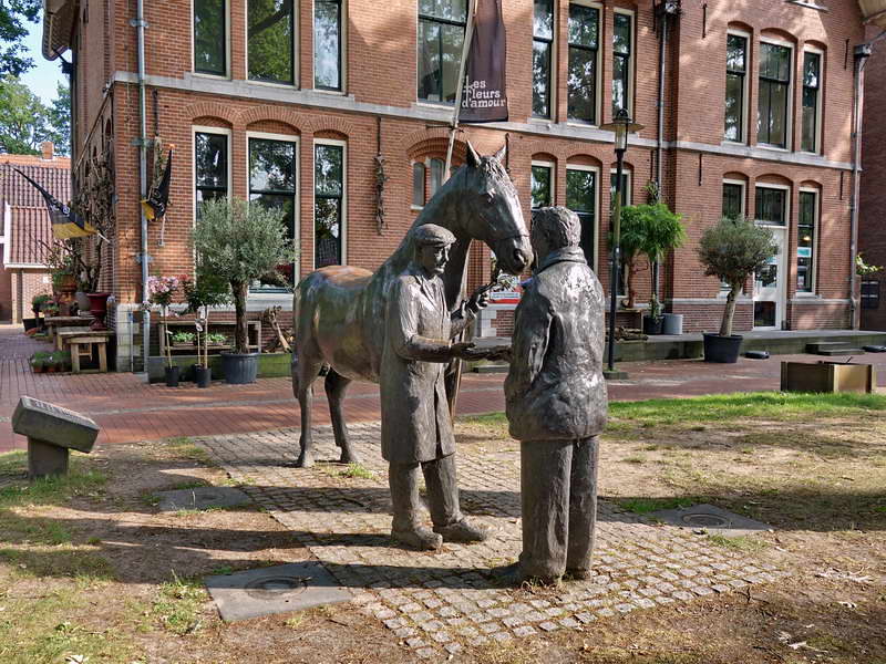 Zuidlaren, beeld door Frans Ram, gemaakt ter gelegenheid 800ste Zuidlaarder markt en onthuld door Prins Willem-Alexander op 13-10-2000, 21-6-2017