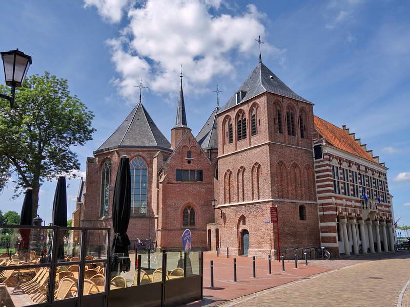 Vollenhove, vroegere stadhuis, voor de Grote Kerk en tegen de toren aan gebouwd, 17-7-2017 Vollenhove, vroegere stadhuis, voor de Grote Kerk en tegen de toren aan gebouwd, 17-7-2017