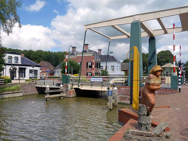 Onderdendam, scheepsjoagen door schippersvrouw langs rolpaal, zo werd in vroeger tijd een schip wel voort getrokken, 6-8-2017