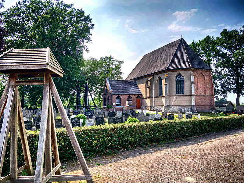 Wanneperveen, hervormde kerk en links van de kerk de klokkenstoel, 15-6-2018 Wanneperveen, hervormde kerk en links van de kerk de klokkenstoel, 15-6-2018