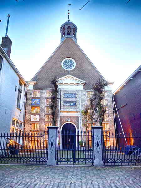 Joure, doopsgezinde kerk met adventskalender aan de voorgevel, 4-12-2018