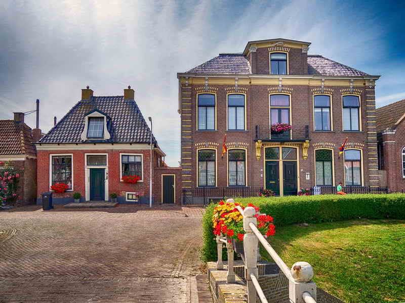 Stavoren, voormalige burgemeesterswoning (linker voordeur) en stadhuis (rechter voordeur), 4-7-2019