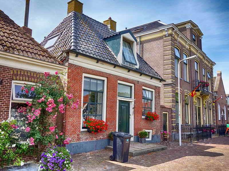 Stavoren, rechts de voormalige burgemeesterswoning (linker voordeur) en stadhuis (rechter voordeur), 4-7-2019