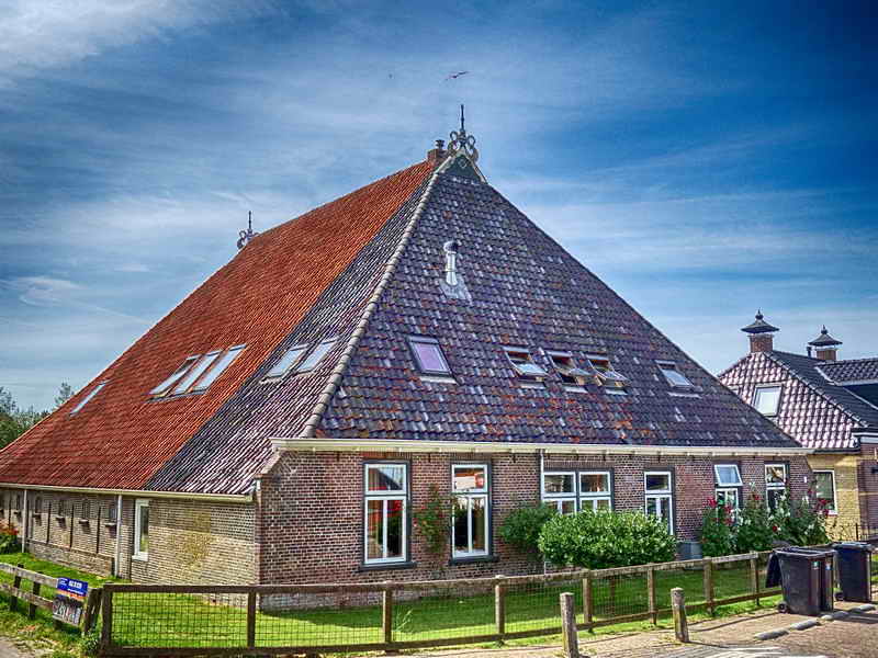 Stavoren, stolpboerderij met 'Ulebord' (uilenbord), 4-7-2019