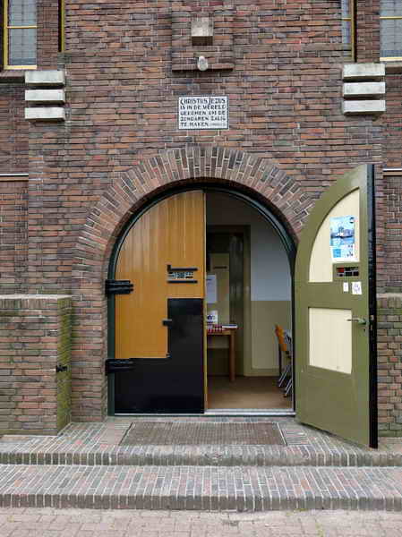 Onderdendam, voormalig gereformeerde kerk, stijl Groninger variant Amsterdamse School, 7-7-2019
