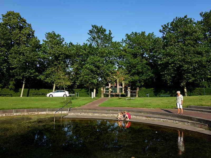 Dokkum, parkje tegenover Bonifatiuskapel, 27-7-2019
