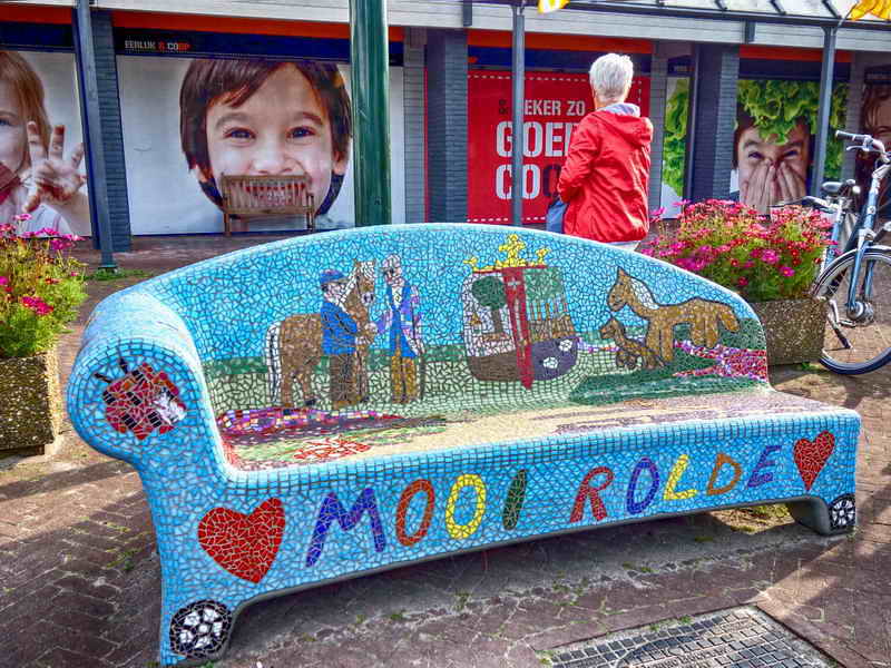 Rolde, bankje bij supermarkt, 21-8-2019 Rolde, bankje bij supermarkt, 21-8-2019