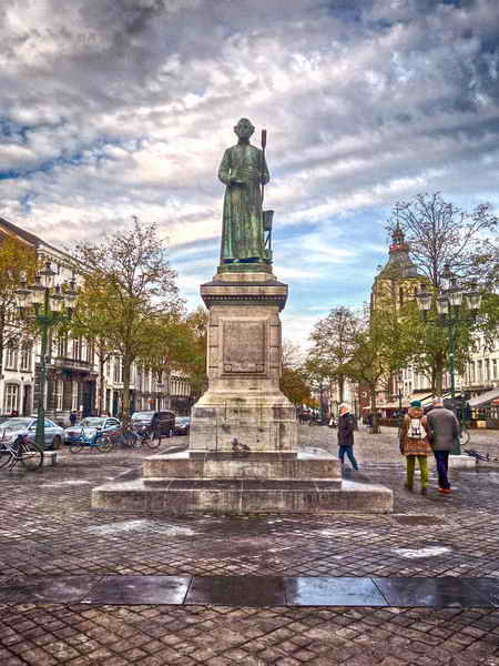 Maastricht, standbeeld Johannes Petrus Minckelers, deed onderzoek naar gasverlichting, 21-11-2019