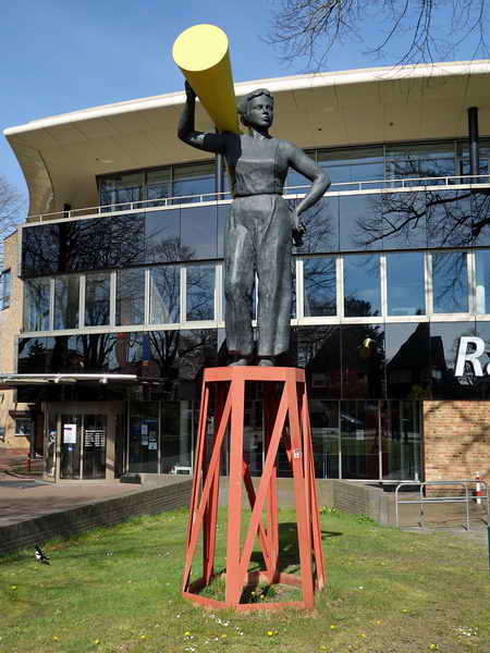 Steenwijk, beeld bij bibliotheek en Rabobank, 11-4-2020. Ik heb het beeld niet bij Google teruggevonden. Steenwijk, beeld bij bibliotheek en Rabobank, 11-4-2020. Ik heb het beeld niet bij Google teruggevonden.