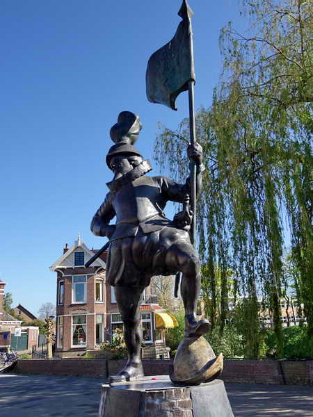 Steenwijk, beeld Johan van den Kornput (1542-1611) door Hans Kuyper (2003), 22-4-2020 Steenwijk, beeld Johan van den Kornput (1542-1611) door Hans Kuyper (2003), 22-4-2020