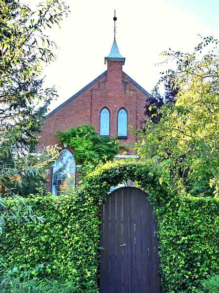 Schouwerzijl, vroegere kerk, thans boekenantiquariaat 'De Gouden Kikker', 1-9-2020