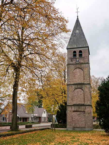 Nieuw-Schoonebeek, toren vroegere Bonifatiuskerk (in 1967 afgebroken), 27-10-2020 Nieuw-Schoonebeek, toren vroegere Bonifatiuskerk (in 1967 afgebroken), 27-10-2020