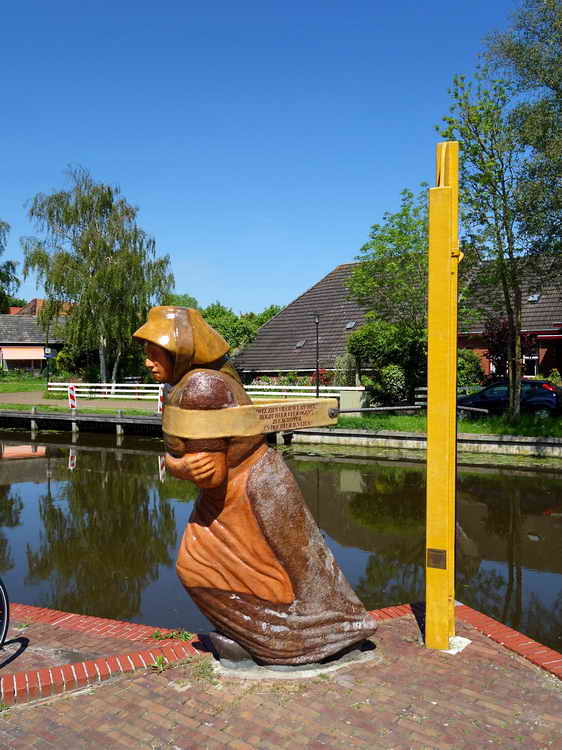 Onderdendam, monument 'Het Jagertje', schippersvrouw aan rolpaal, 2-6-2021
