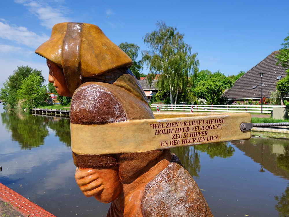 Onderdendam, monument 'Het Jagertje', schippersvrouw aan rolpaal, 2-6-2021
