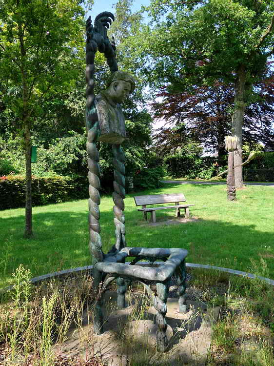 Ansen, Brink, de man verbeeldt Arie Vonk, initiatiefnemer Kunstronde Drenthe, gemaakt door Cornelius Clay, 26-7-2021