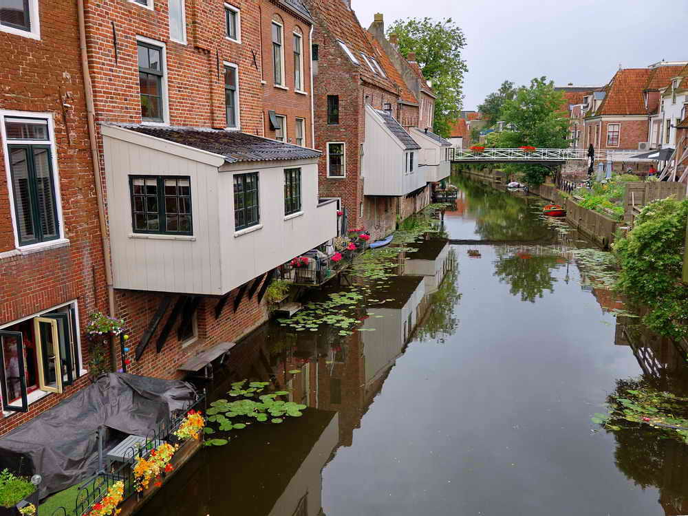 Appingedam, hangende keukens boven Damsterdiep, 7-7-2021 Appingedam, hangende keukens boven Damsterdiep, 7-7-2021