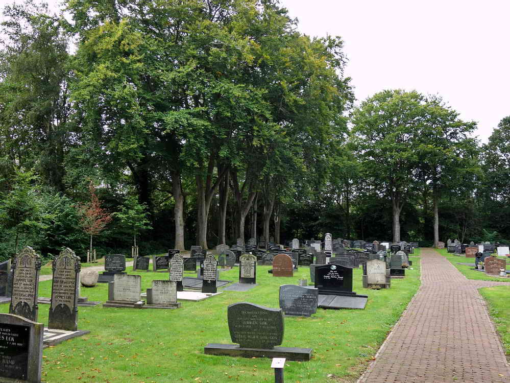 Paasloo, kerkhof bij hervormde kerk, 13-9-2021