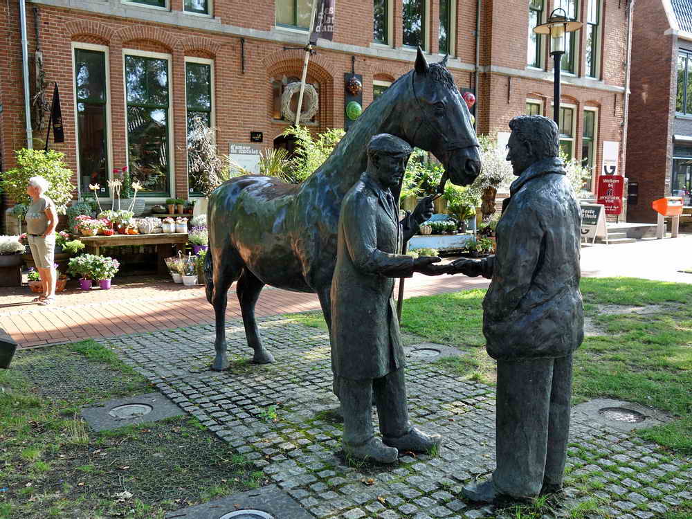 Zuidlaren, beeld door Frans Ram, gemaakt ter gelegenheid 800ste Zuidlaarder markt en onthuld door Prins Willem-Alexander op 13-10-2000, 23-8-2021