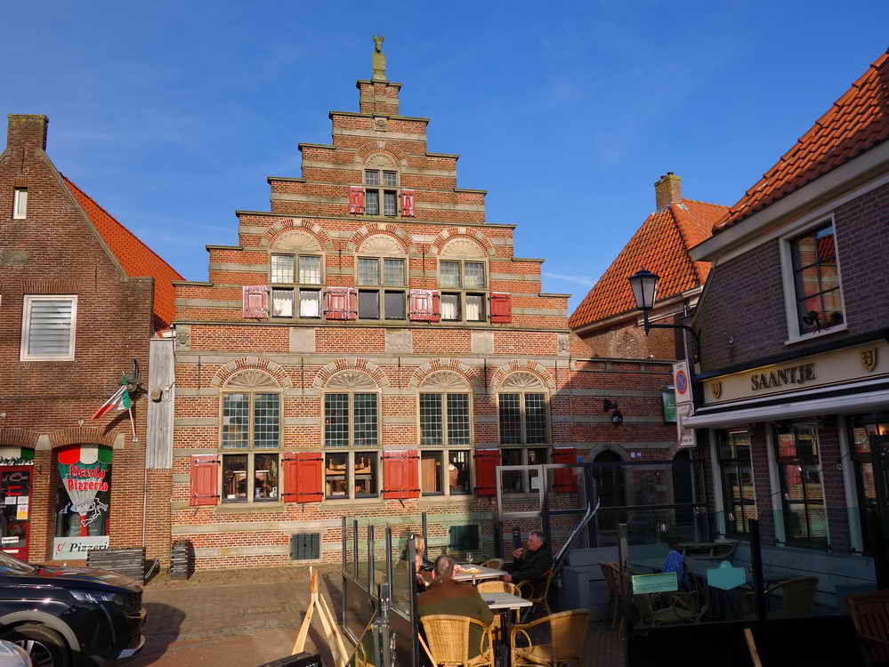 Vollenhove, Huis Lemker met stoeppalen, 26-2-2022 Vollenhove, Huis Lemker met stoeppalen, 26-2-2022