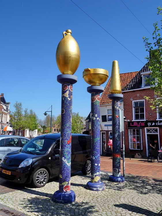 Dokkum, kunstwerk 'Pilaren' door Rijna Makkinga en Hilda Kanselaar, 22-4-2022