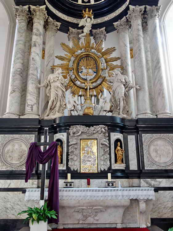 Hasselt, interieur Virga Jessebasiliek of Onze-Lieve-Vrouwekerk, 10-3-2022 Hasselt, interieur Virga Jessebasiliek of Onze-Lieve-Vrouwekerk, 10-3-2022