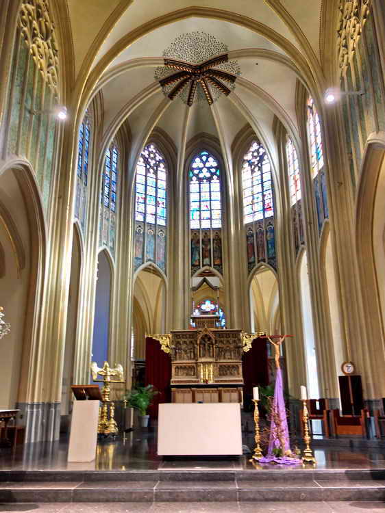 Hasselt, interieur Sint-Quintinuskathedraal of Kathedraal van Hasselt, 10-3-2022 Hasselt, interieur Sint-Quintinuskathedraal of Kathedraal van Hasselt, 10-3-2022