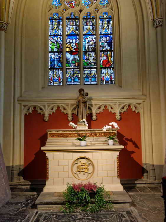Hasselt, interieur Sint-Quintinuskathedraal of Kathedraal van Hasselt, 10-3-2022 Hasselt, interieur Sint-Quintinuskathedraal of Kathedraal van Hasselt, 10-3-2022