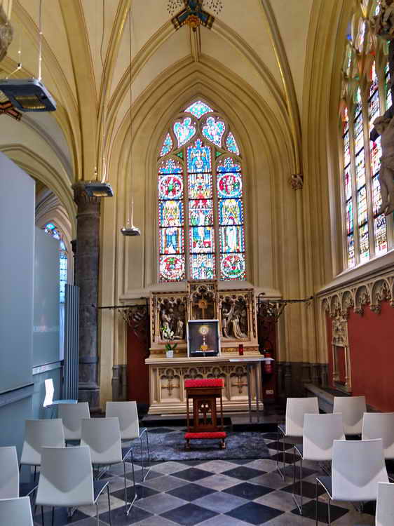 Hasselt, interieur Sint-Quintinuskathedraal of Kathedraal van Hasselt, 10-3-2022 Hasselt, interieur Sint-Quintinuskathedraal of Kathedraal van Hasselt, 10-3-2022