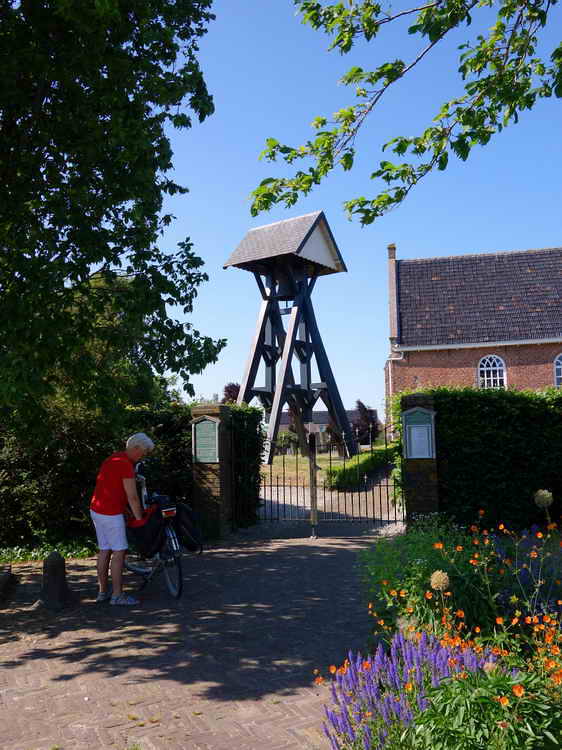 Boijl, dorpskerk (13de eeuw) met klokkenstoel, 13-6-2023
