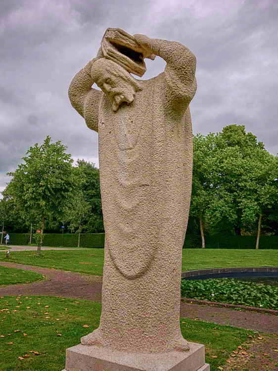 Dokkum, beeld Bonifatius bij de Bonifatiusbron, door Gerrit Bolhuis, 27-6-2025