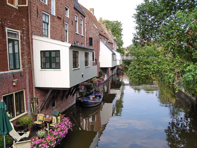 Appingedam, hangende keukens boven het Damsterdiep, 8-7-2006 Appingedam, hangende keukens boven het Damsterdiep, 8-7-2006