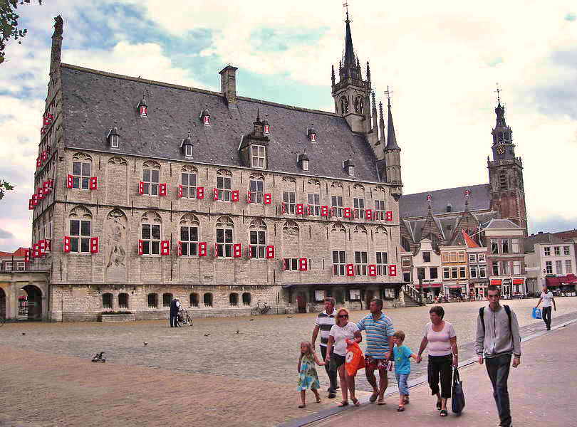 Gouda, stadhuis, rechts de Grote- of Sint-Janskerk, 13-8-2007 Gouda, stadhuis, rechts de Grote- of Sint-Janskerk, 13-8-2007