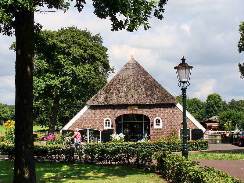 Arri&euml;n, dorpsgezicht, 30-7-2014