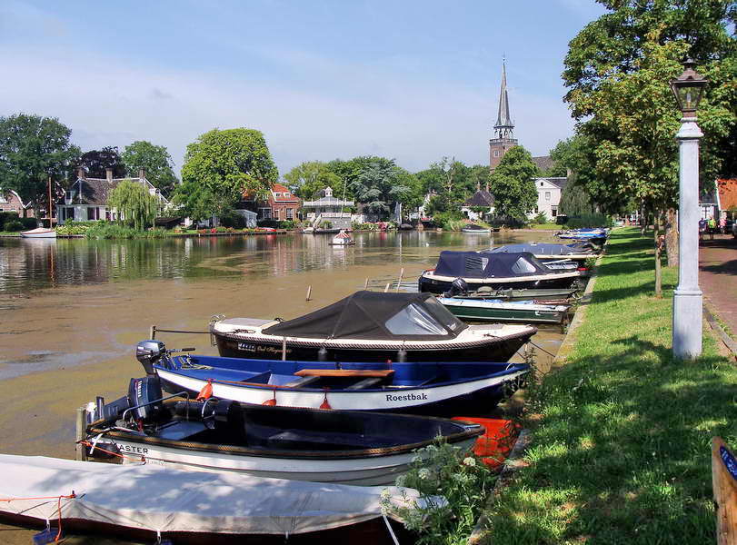 Broek in Waterland, op de achtergrond de dorpskerk, 12-7-2014